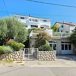 Fuer 4-5 Personen Mit Terrasse By Interhome