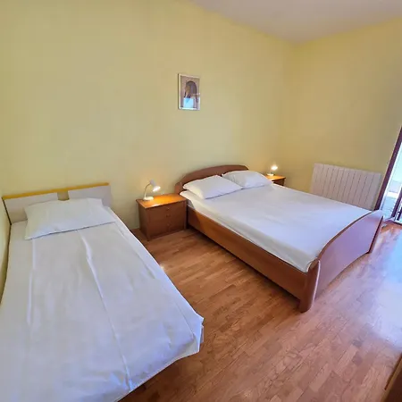 Appartement Fuer 4-5 Personen Mit Terrasse By Interhome